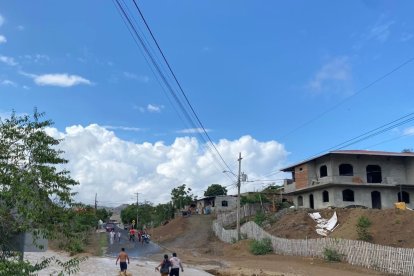 El río se salió de su caudal e inundó zonas bajas y tramos de unas vías.