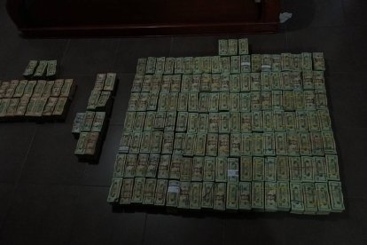 Los investigadores incautaron gran cantidad de dinero.