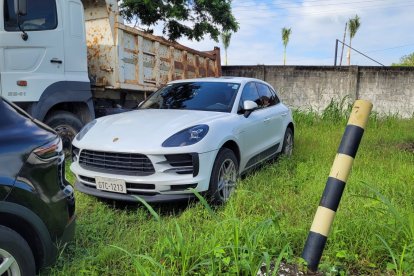 En la operación también hubo vehículos de alta gama incautados.