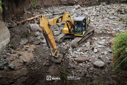 Con maquinaria removieron las rocas y escombros arrastrados por el agua.