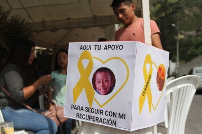 La familia Camuendo Lara aún necesita ayuda para la recuperación total del niño.