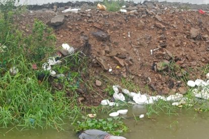 El cuerpo de la menor de edad estaba boca abajo y dentro de este canal de agua.