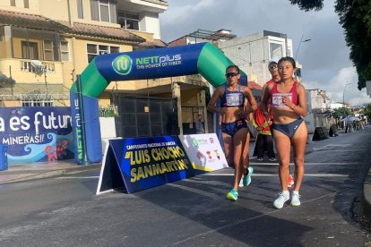 Torres (d) se impuso a experimentadas como Karla Jaramillo que fue segunda (i).