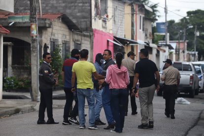 Agentes de la Policía recabaron indicios en el lugar de los hechos.