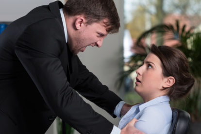 Resulta crucial denunciar el acoso laboral.