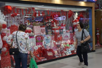 Las vitrinas de los locales de centros comerciales ofrecen variedad de obsequios para las parejas por el Día del Amor.