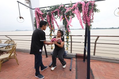 Parejas disfrutan del columpio del amor que ha sido colocado en el Mercado del Río.