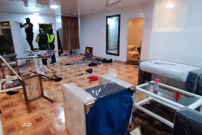 La celda tenía juego de muebles y comedor.