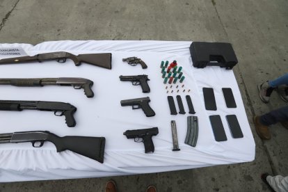 Entre las evidencias se encontraron armas largas y cortas.