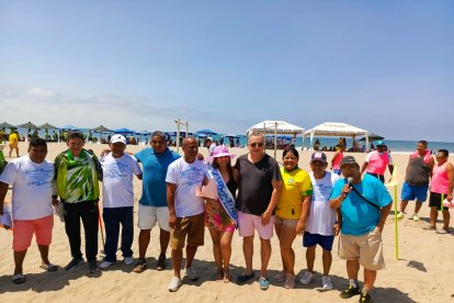 Directivos de las ligas barriales junto a la señorita deportes Antonella Vélez.