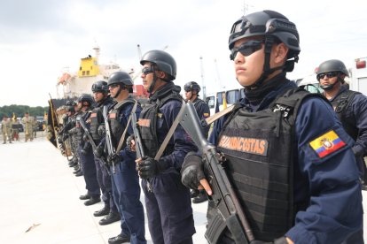 Guardacostas se forman en Guayaquil.