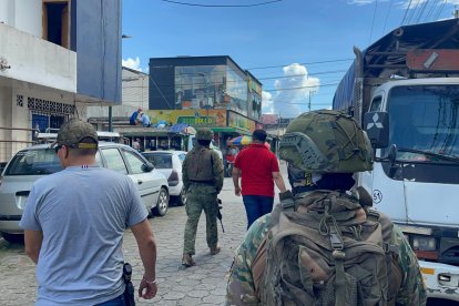 Más de medio centenar de uniformados recorren los barrios de la parroquia.