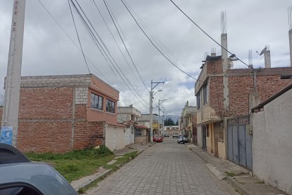 Por esta calle se cree que caminó la niña, aquella tarde que salió de casa.