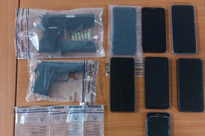 A los sujetos se les decomisó dos armas de fuego y teléfonos celulares.