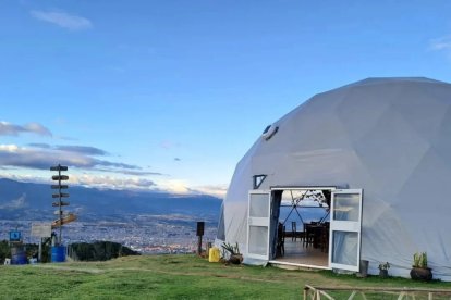 En lo alto de la cumbre han implementado un domo para descansar.