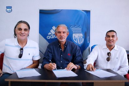 Gente azul: Carlos Juárez, José Pïleggi presidente delEmelec, y Robert Aguilar, entrenador.