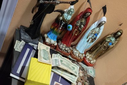 Los objetos que encontraron los agentes en uno de los inmuebles allanados.