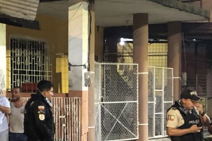 Agentes policiales investigan el motivo del ataque contra los dos parientes.