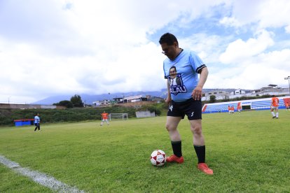 Patricio Palau dio el saque inicial del partido que se jugó por su despedida de la televisión.
