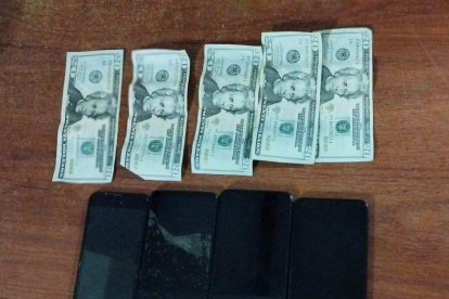 Entre las evidencias se encontró dinero y varios celulares.