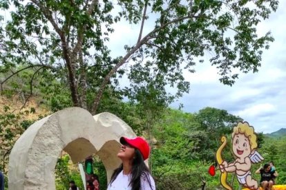 Una roca en forma de corazón es parte de los atractivos para tomarse fotos.