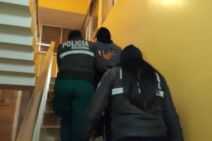 Una prima de la niña es investigada por agentes del orden y la Fiscalía.