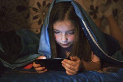 Hay aplicaciones que puedes controlar lo que tu hijo ve.