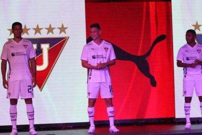Los refuerzos lucieron el nuevo uniforme principal que utilizará Liga de Quito.