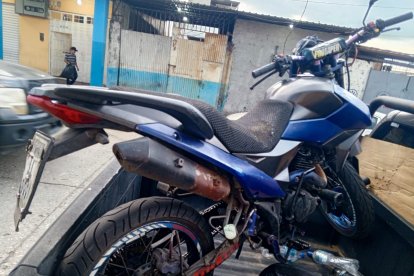 Esta motocicletas es parte de las evidencias halladas a los sospechoso.