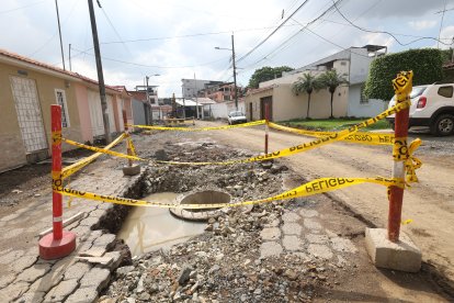 Los huecos de las obras se llenan de agua debido a las constantes lluvias.