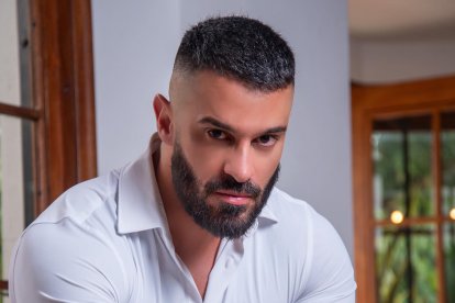 César Veiga pone en su lugar a presentador de farándula.