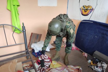 En los colchones esconden los objetos prohibidos.