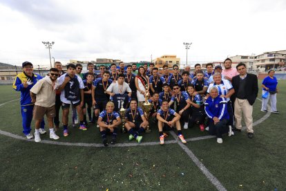 El festejo de los campeones  de la liga barrial La Vicentina.