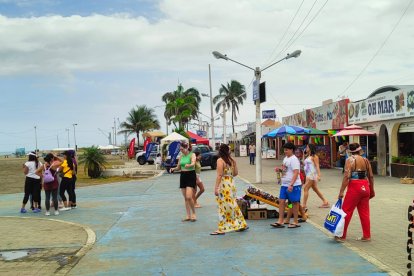 Manta recibe turistas en la playa El Murciélago.