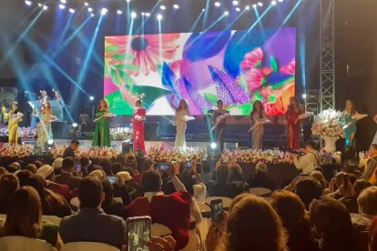 En Ambato se inauguró la Fiesta de la Fruta y de las Flores con la presentación oficial de las 12 candidatas a reina de la ciudad.