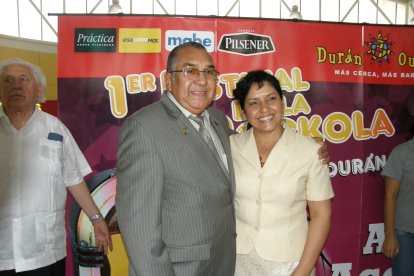 Jenny Rosero con  Alci Acosta en un Festival de la Rocola en 2008, en Guayaquil.