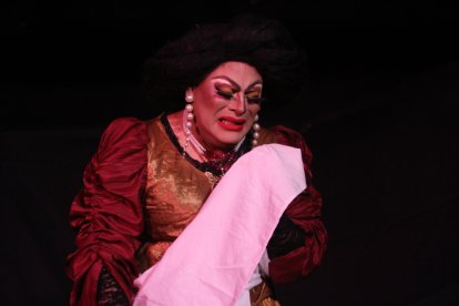 Kataleya, la artista drag queen, representa a una de las antropófogas. A la fritadera.