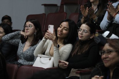 Los espectadores registran con sus celulares esta tragicomedia teatral.