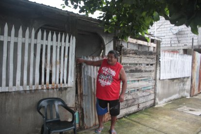 Carlos Santana, de 70 años, ahora solo observa el juego de Carnaval en Pascuales desde su silla.