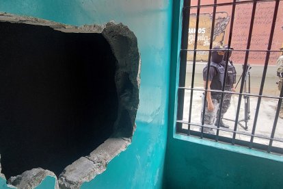 En las paredes y en el piso, los reclusos encaletaban armas, municiones y otros objetos prohibidos.