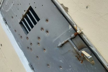 Así lucen varias de las puertas del centro de reclusión. Parecen cernideras.