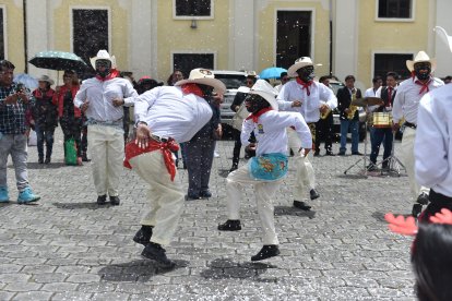 La festividad ha tomado varios elementos de la cultura costarricense como su vestimenta.
