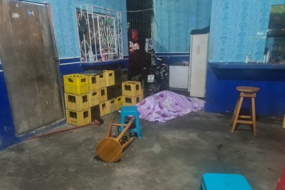 Al retirar el cadáver de la morgue local, Familiares de la víctima evitaron dar declaraciones.