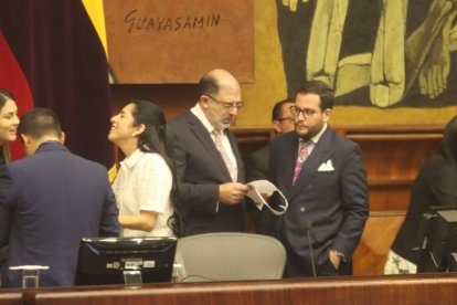 El presidente de la Asamblea, Henry Kronfle, justificó su ausencia al decir que él trabaja 17 horas diarias desde que asumió el cargo.