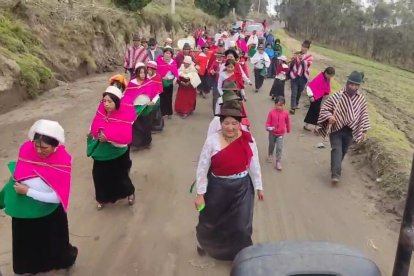 Delegaciones con sus coloridos vestuarios le pusieron el toque de alegría al feriado.
