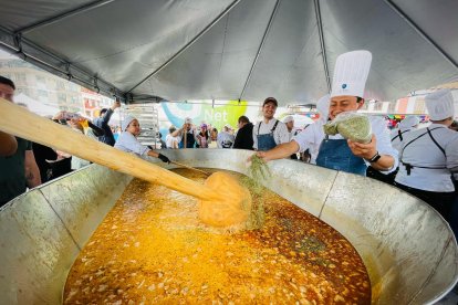En una enorme olla prepararon el tradicional plato.