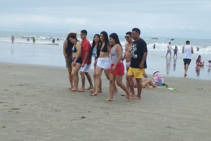 Aunque el sol no resplandeció, los turistas disfrutaron de las playas peninsulares.