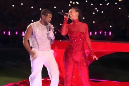 Usher junto a Alicia Keys interpretando 'My Boo'.
