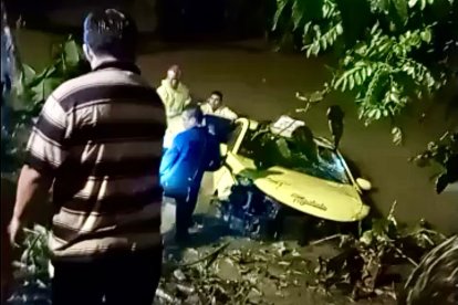 En la madrugada de este lunes 12 de febrero sacaron el carro del canal.