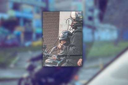Un niño iba sobre el tanque de la moto. El pequeño se agarraba por su cuenta.